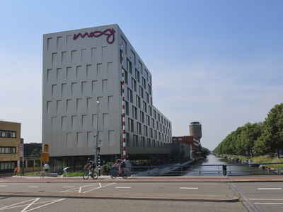 901876 Gezicht op het onlangs geopende Moxy Hotel (Helling 1) te Utrecht, vanaf de Vondelbrug over de Vaartsche Rijn.